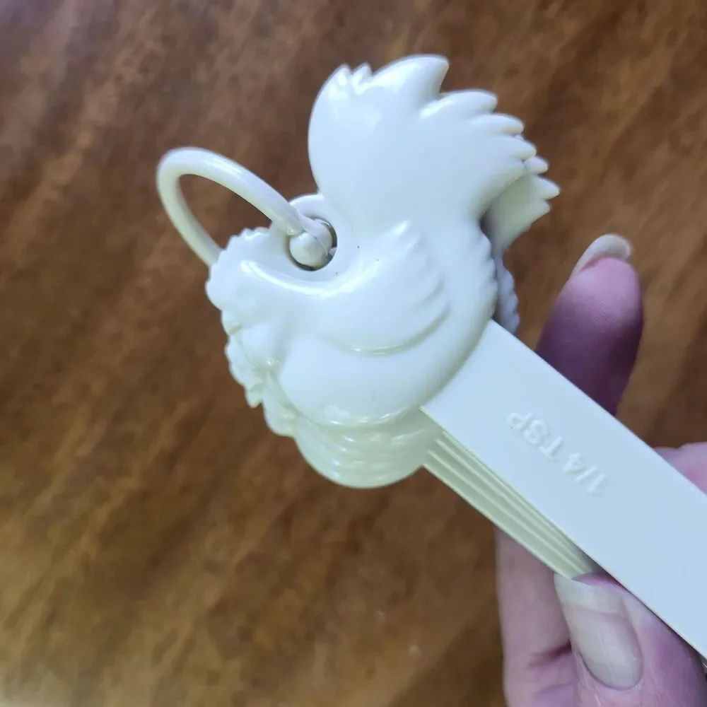 Vintage Rooster Chicken Measuring Spoons Set 5 pc Cream Plastic 1/4 tsp to 1